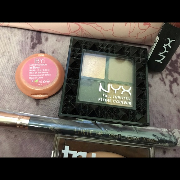 Random makeup + bag - Picture 2 of 2